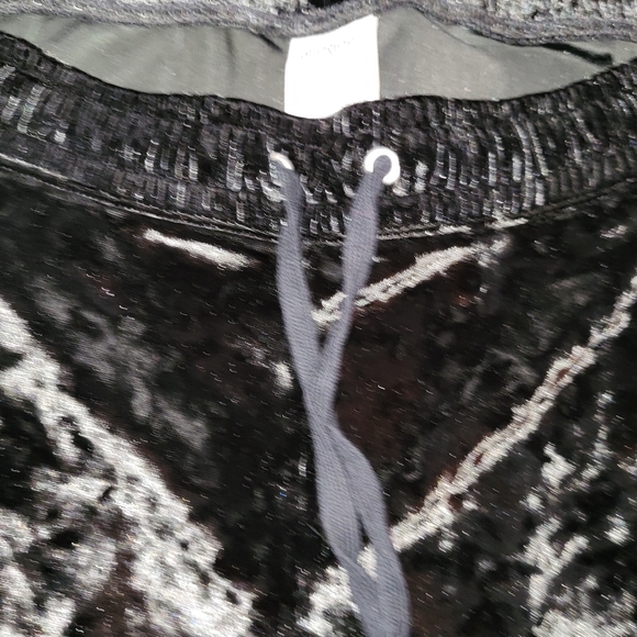 Vs pink crushed velvet joggers size large. NWOT - Picture 5 of 7